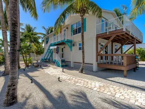 Incroyable mise à jour Waterfront 5 BR House avec Tiki géant, piscine et immense quai - Image 5