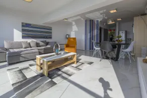 HR-10379-01 Luxury apartment with private hot tub - Image 3