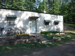 Lakefront with pool table - Image 2