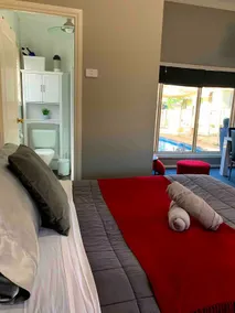 Pool Room, Lake Albert, sleeps 6 - Image 4