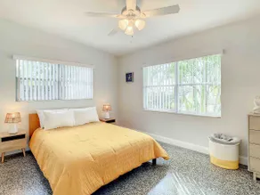 Beachside Bungalow just steps from the fun & beach - Image 3