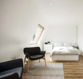 Central modern accommodation in trendy Jericho - Image 3
