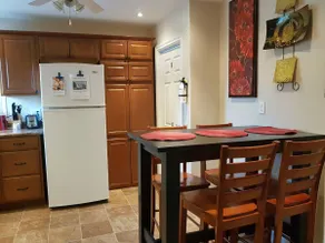 Lincoln's Red Door -  HUGE 4 BR/2 BA private APT - Image 4
