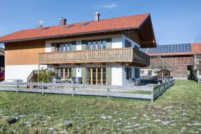 Vacation home with lake view - Image 4