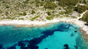 Robinson house with clear blue sea - Image 4