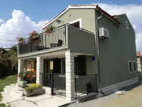 House Tireli with swimming pool and garden - Image 2