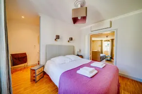 Logis Loiseau with terrace in St-Emilion - Image 2