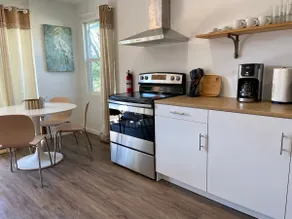 Spacious Bright Renovated | No guest service fees - Image 2
