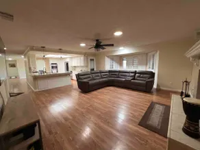 Cheerful 3-bedroom home with pool. - Image 4