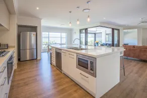 Bright spacious Noosa family home - Image 2
