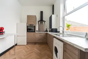 💥Vibrant 💥Funkily Decorated 💥2 Bedroom 💥4 Beds - Image 3