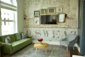 Stylish Condo Overlooking Broadway - Image 2