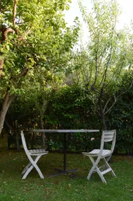 Garden villa a stone's throw from the sea - Image 4