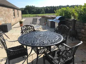 Stylish 2 Bed Near Alton Towers, Polar Bears, Peak District - Image 5