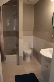 Modern, private suite in Harbour Heights - Image 3