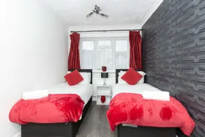 CAPRI 13 SA - Contemporary 2 bedroom house in Loughborough with free parking, Close to Loughborough University & M1 Motorway - Image 2