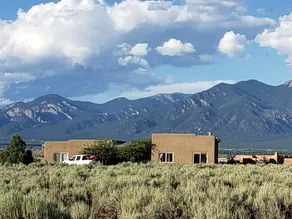 Serene, Pet Friendly Home with 360 Mountain Views - Image 2