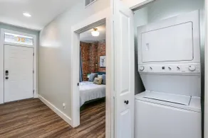 Stunning Huge Vintage Loft Minutes From Downtown! - Image 4