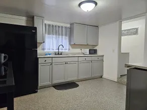 Whole 2br home with parking in quiet area - Image 5