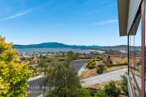 Hobart panoramic view with Spas - Image 4