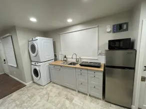 Studio home: Steps Away from Shops & Market - Image 3