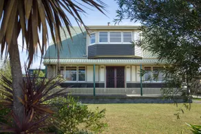 'Beachside' Unique Waterfront Pet-friendly - Image 2