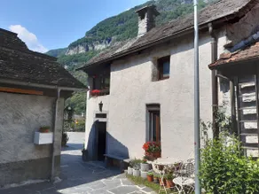 Rustic house in the heart of the old town - Image 2