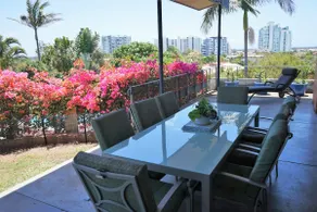 Spacious Broadwater family home,  huge  pool &  fantastic views - Image 2