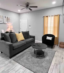 Clean 3BR 2BTH | Near Shops | Fast WIFI - Image 2