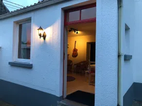 A small colorful house! - Image 3