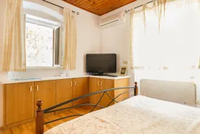 Exclusive Studio within City Walls - Image 4