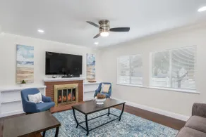 Conveniently located to Airport and Downtown - Image 3