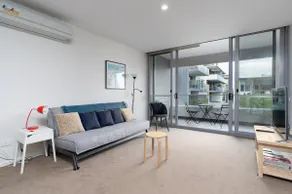 Kingston Foreshore Flat with Garden View - Image 2