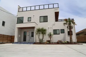Limited to one group per day | 3 bathrooms and 4 toilets | Luxury villa 2 minutes on foot to the sea | Rooftop heated jacuzzi | Natural grass dog run - Image 2