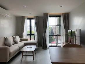 Modern serviced 1-bed suite with kitchen - Image 3
