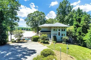 7 Bedroom Updated Lake House Close to Charlotte - Image 2