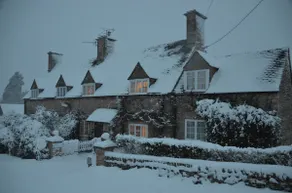Cotswold Period Cottage i en landsby med en pub på 5 minutters gang. Stor have - Image 2