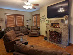 Quaint home with 2 fireplaces - Image 4