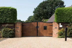 Stylish Annex with ensuite shower & kitchen - Image 4