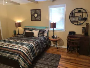 Cozy retreat on Walnut Street/no cleaning fee - Image 5
