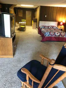 Rustic apartment on quiet lot - Image 4