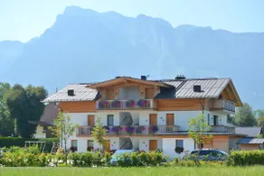 Large apartment with private terrace near the city - Image 3