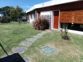 Pleasant house in residential neighborhood - Image 4