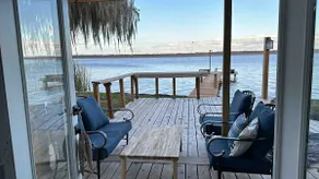 Romantic lake retreat, 120ft lake front - Image 3