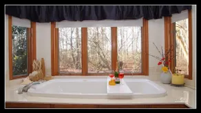 Romantic Hideaway- jacuzzi, beach day! - Image 4