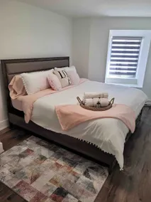Downtown w/free parking: zen & peaceful 1-BR suite - Image 3