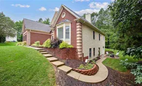 Immaculate 1-bedroom place with free parking. - Image 2