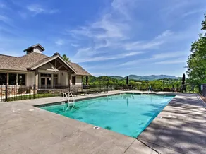 Smoky Mountain Retreat with Breathtaking Views - Image 5