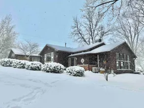 Cabin by Keomah State Park: Swimming Pool, Hot Tub Patio, Game Room, Trails - Image 3