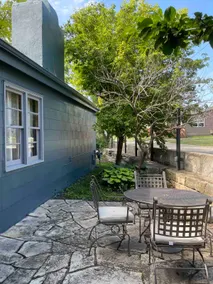 Cheerful lakeside 2BR home - Image 4